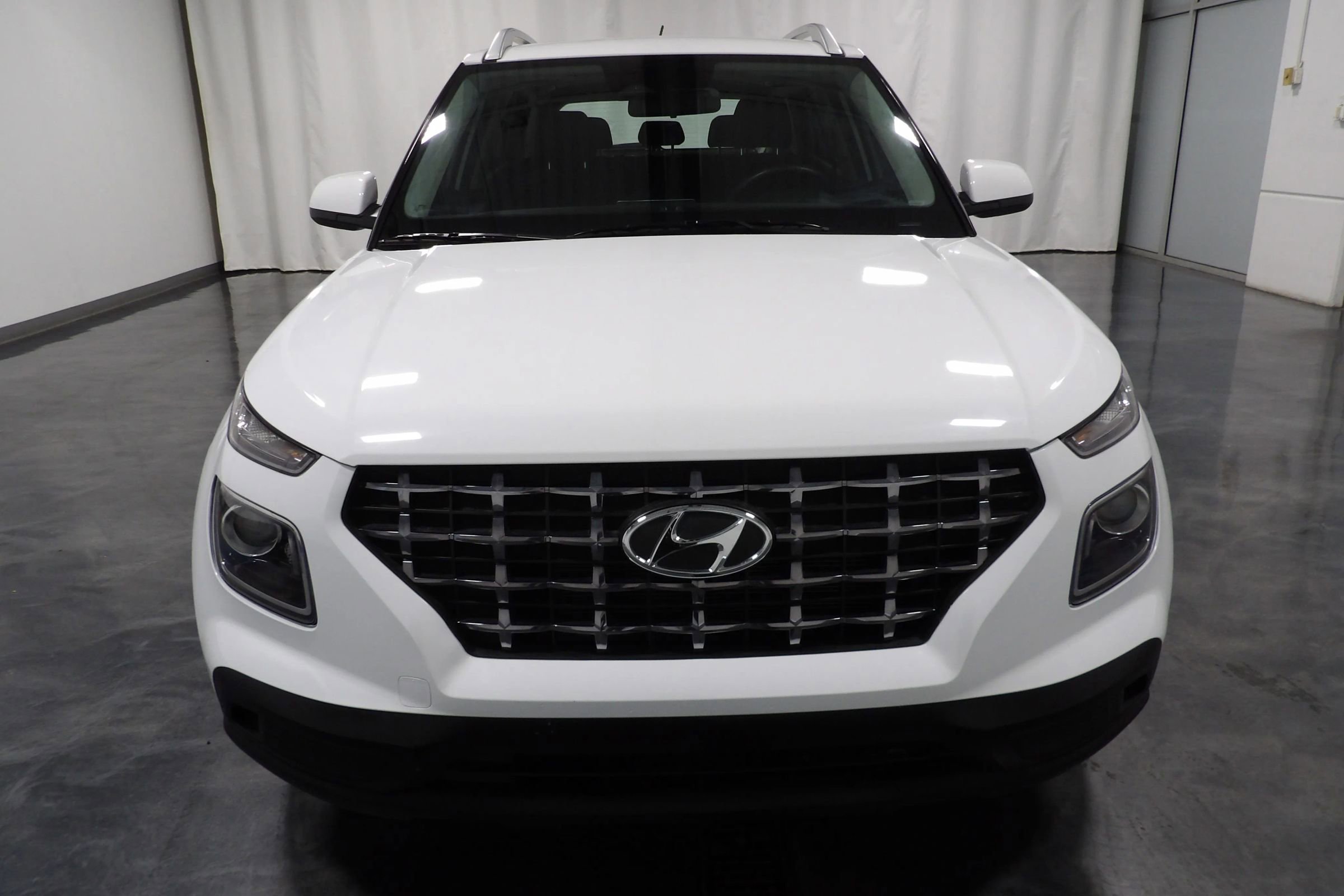 Used 2024 Hyundai Venue SEL image 3