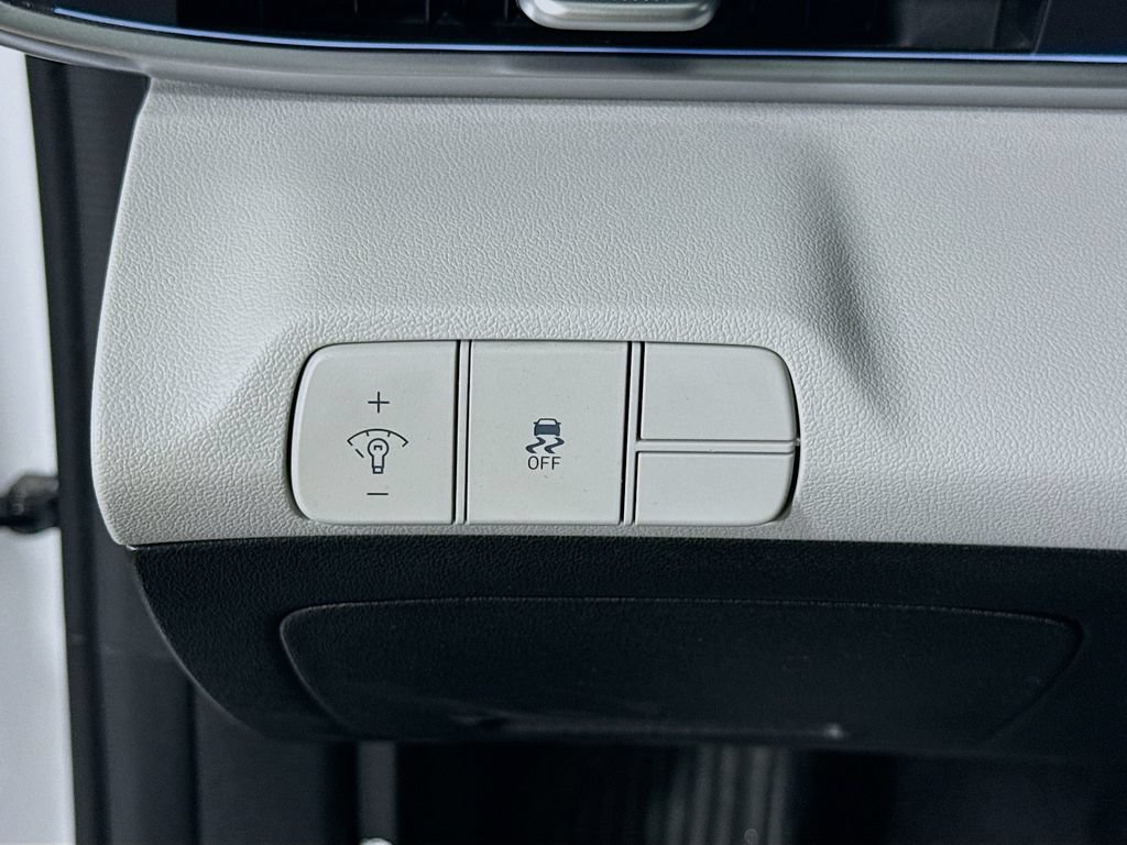 Certified 2025 Hyundai Elantra Limited FWD image 22