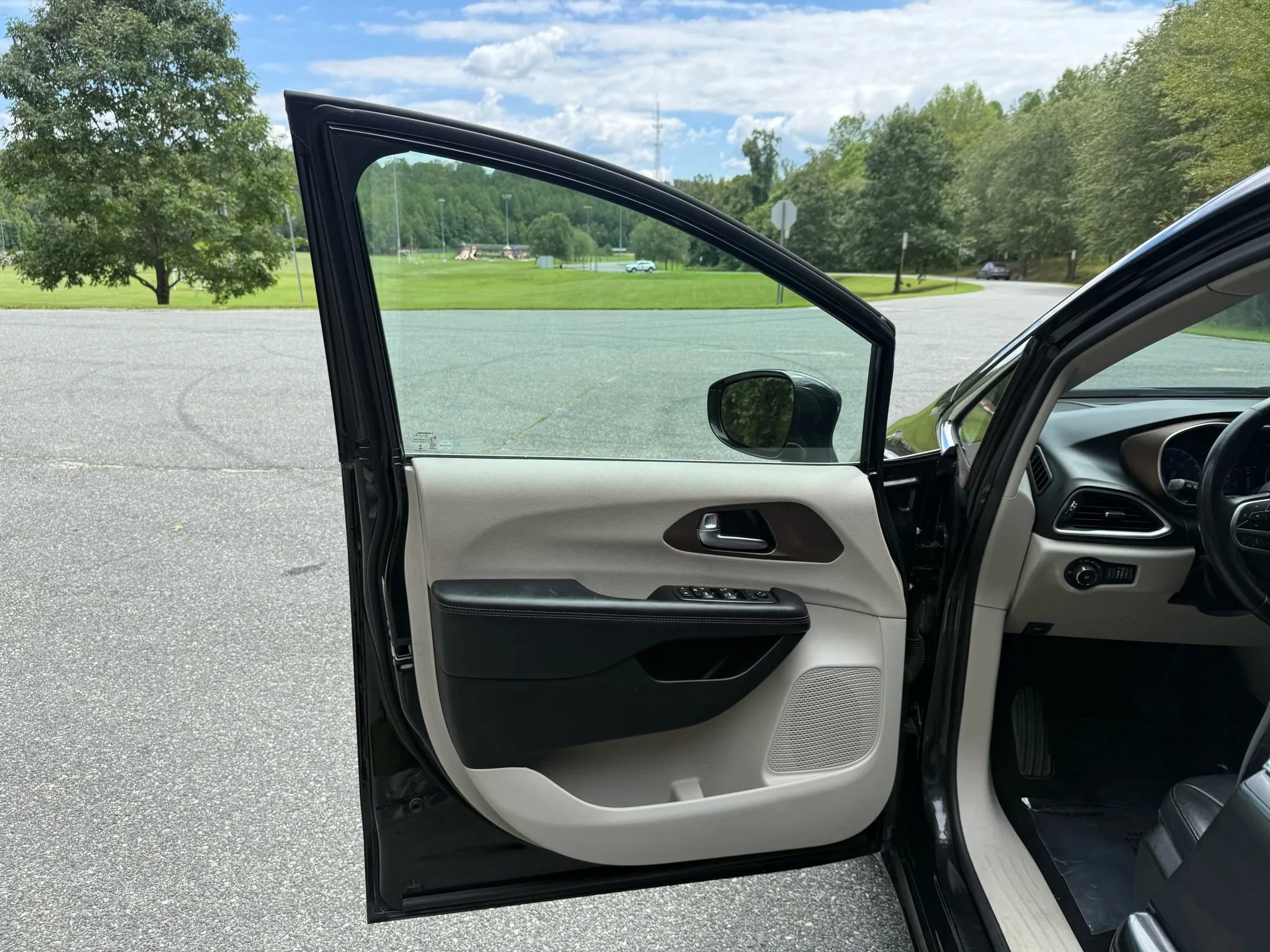 Used 2019 Chrysler Pacifica Touring-L FWD image 23