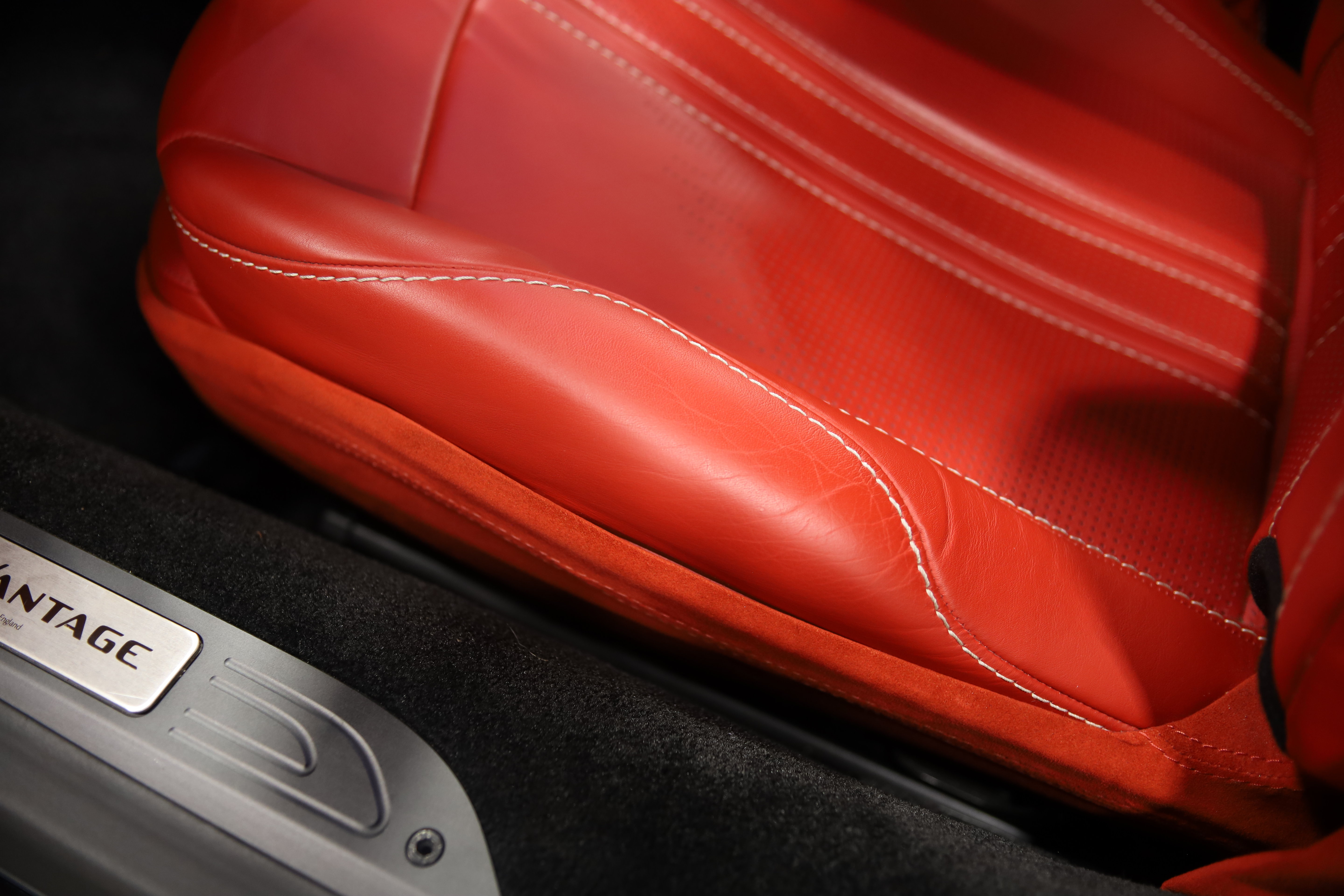 Used 2019 Aston Martin V8 Vantage Coupe RWD image 14