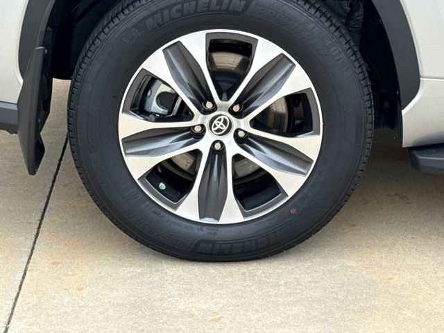 Used 2024 Toyota Highlander XLE AWD/4WD image 9
