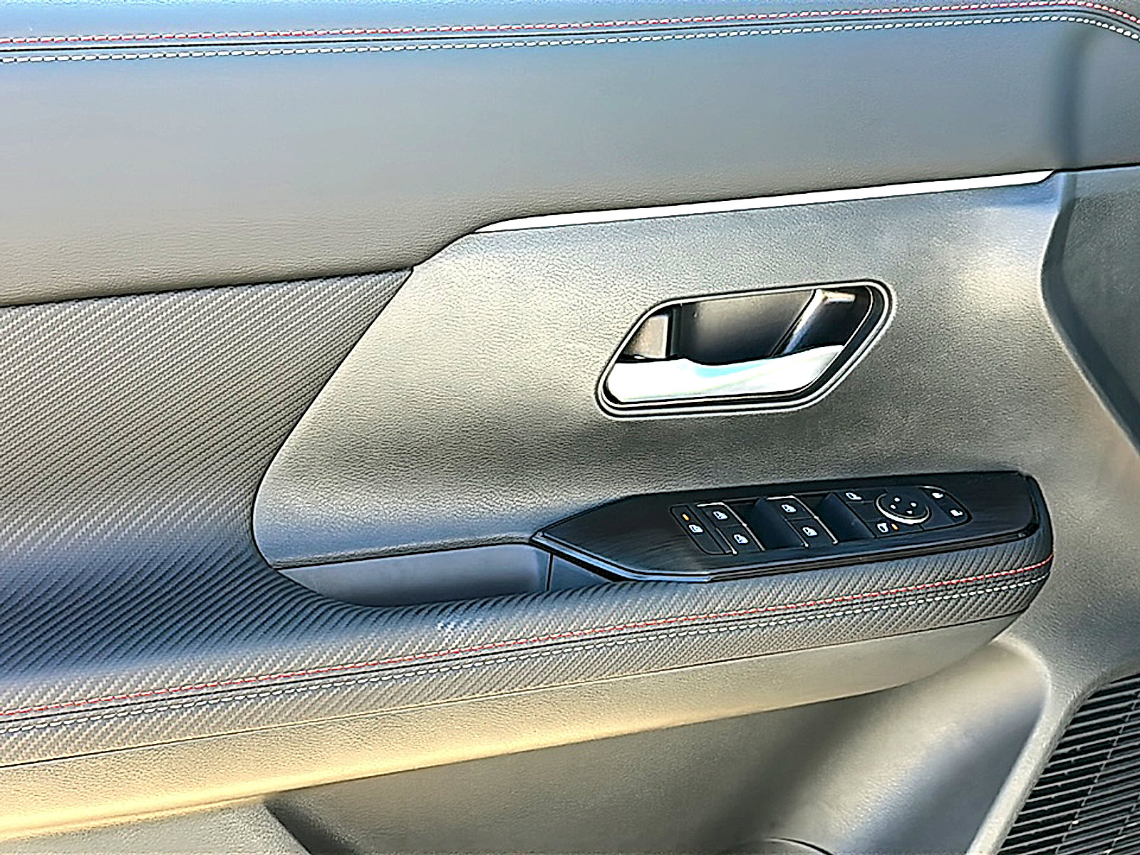 New 2026 Nissan Kicks SR w/ Cold Weather Package image 13