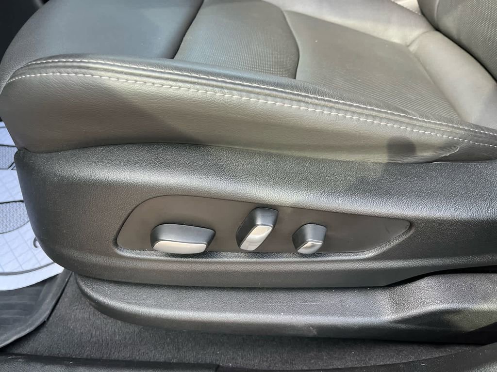 Used 2023 Cadillac XT6 Premium Luxury w/ Technology Package AWD/4WD image 31