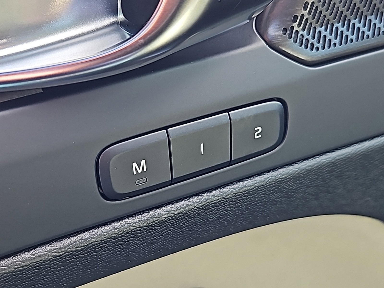 New 2025 Volvo XC40 B5 Plus w/ Protection Package Premier image 10