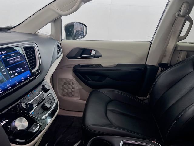 Used 2023 Chrysler Pacifica Touring-L image 21