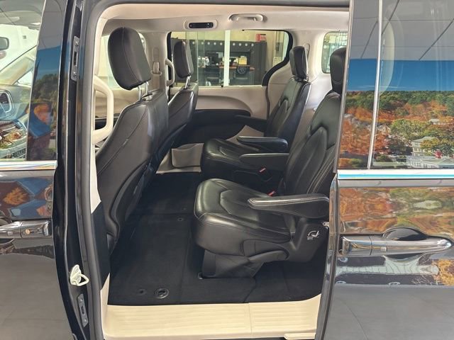 Used 2023 Chrysler Pacifica Touring-L FWD image 34