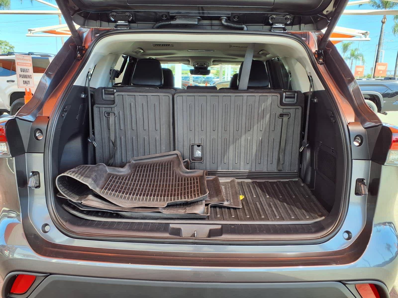 Used 2024 Toyota Highlander XLE FWD image 9