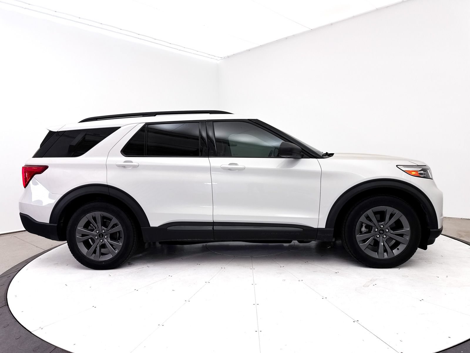 Used 2021 Ford Explorer XLT w/ Equipment Group 202A RWD image 40