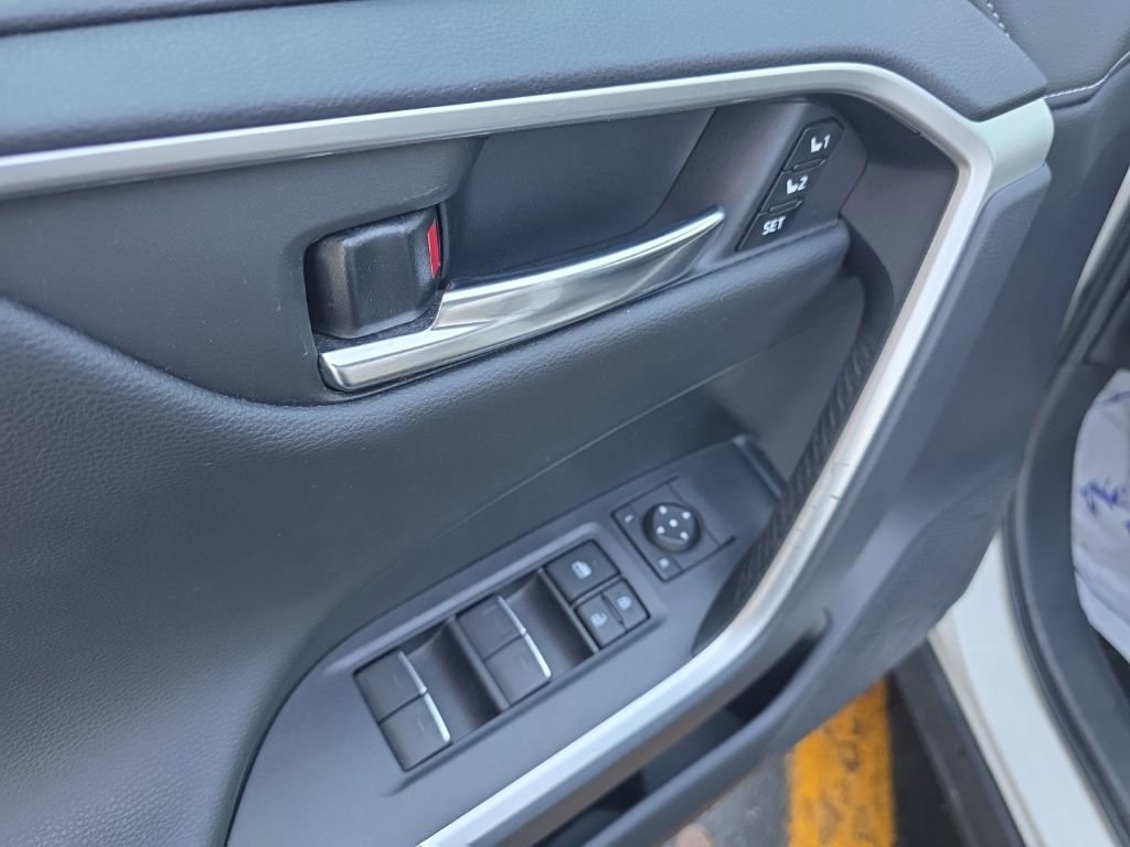 Used 2022 Toyota RAV4 Limited image 16