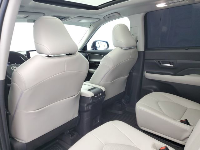 Used 2025 Toyota Grand Highlander AWD image 16