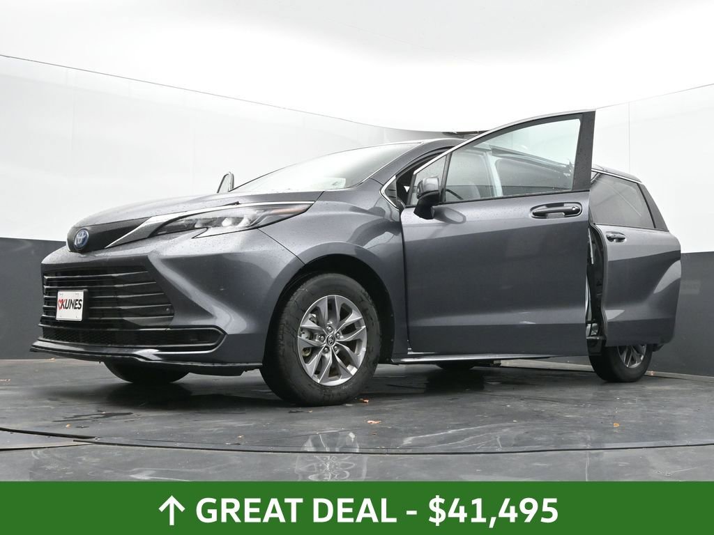 Used 2025 Toyota Sienna LE image 69