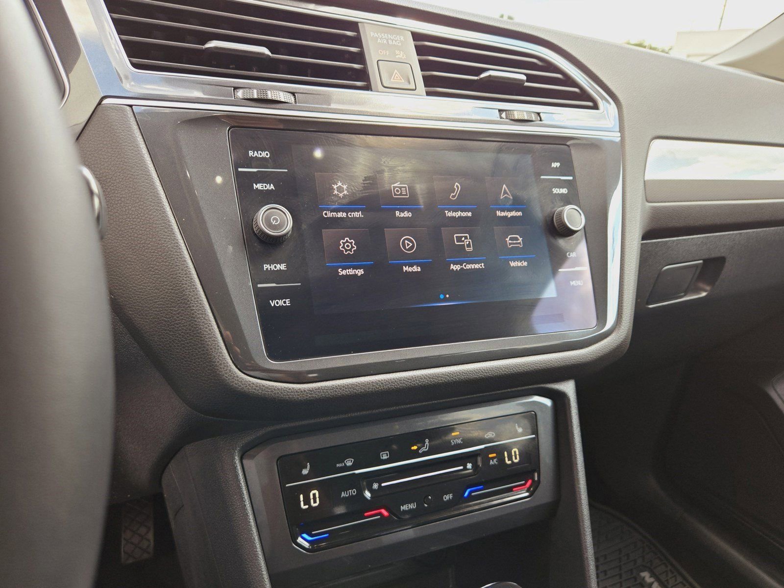 New 2024 Volkswagen Tiguan SE FWD image 14
