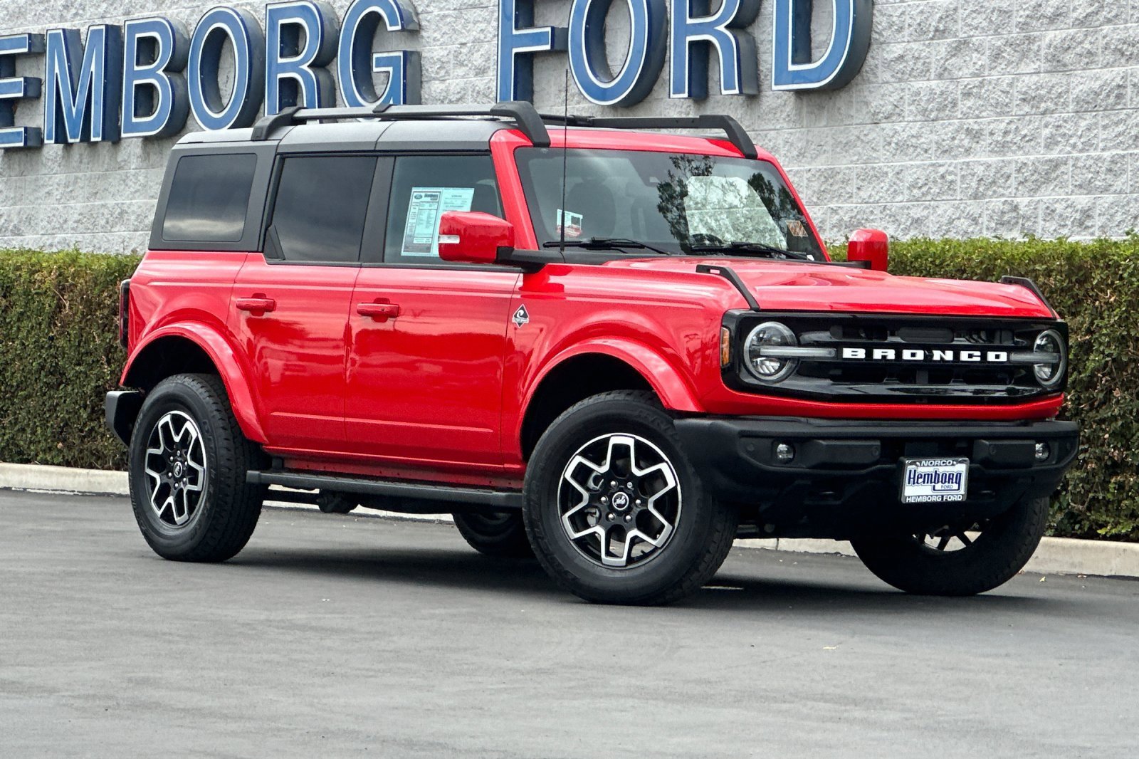 Used 2023 Ford Bronco Outer Banks image 2