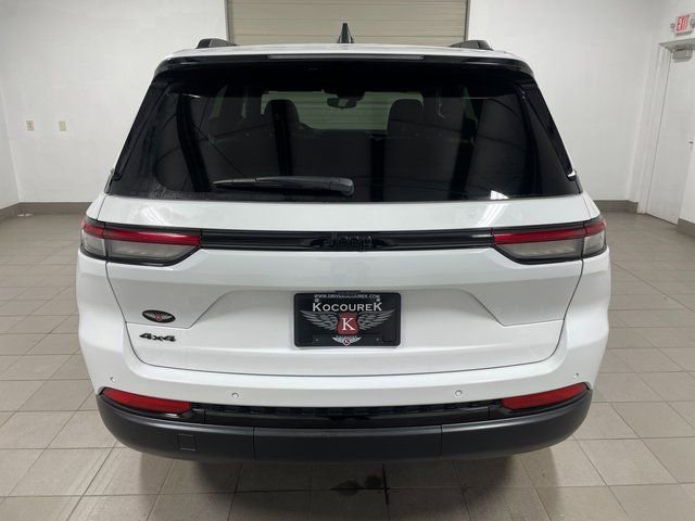 Used 2024 Jeep Grand Cherokee Altitude image 7