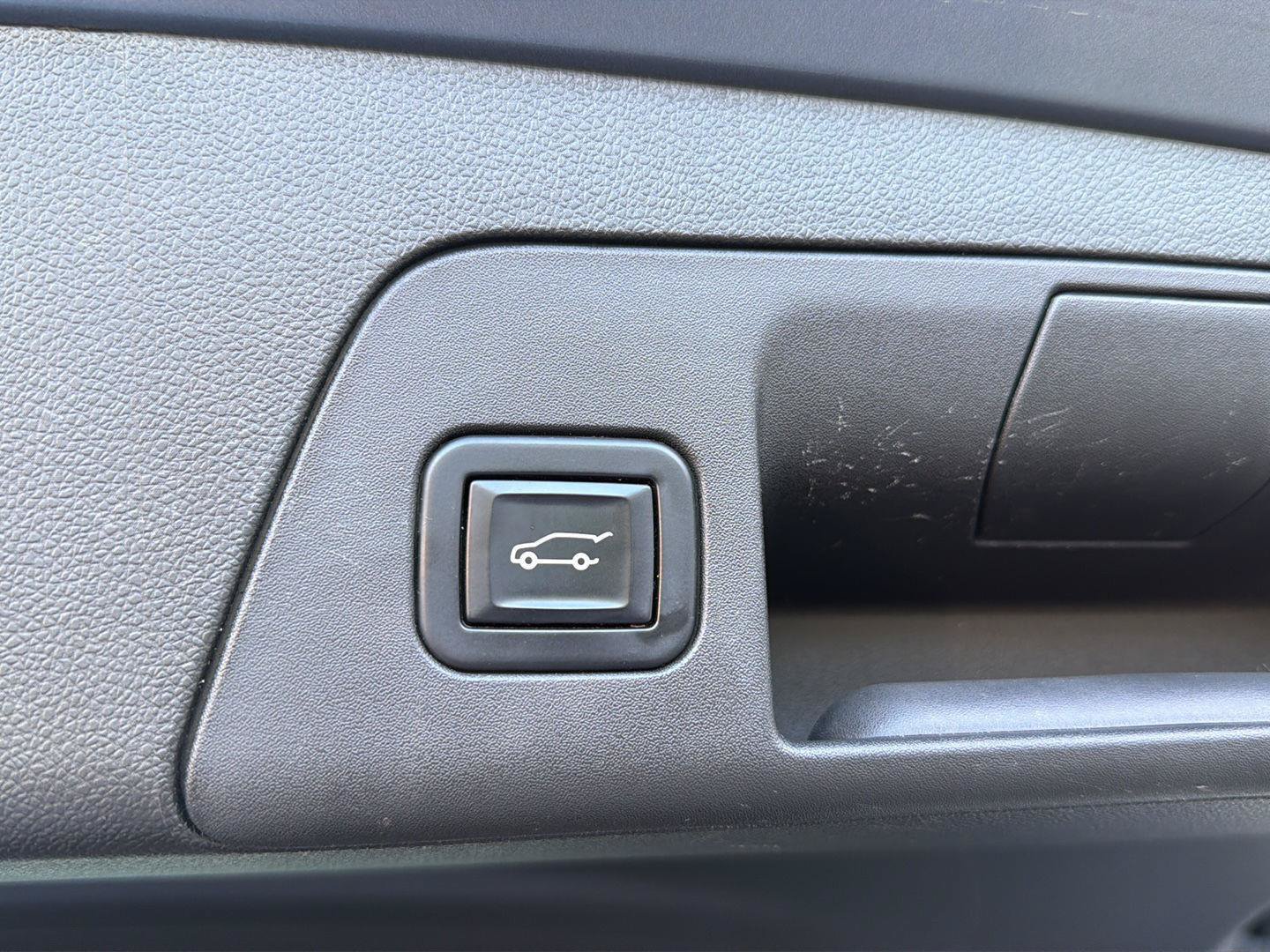Used 2022 Buick Envision Avenir w/ Technology Package II FWD image 38