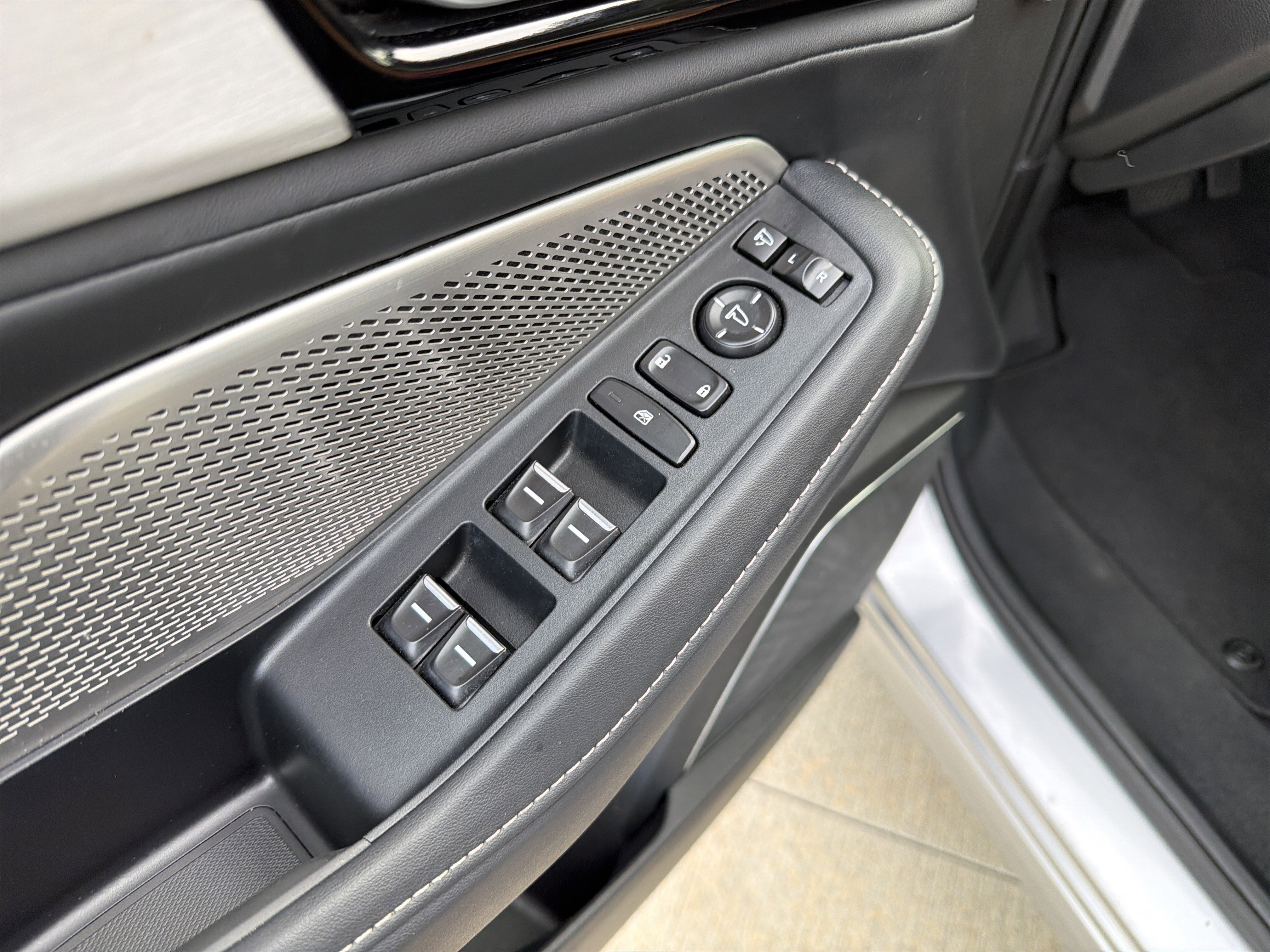 Certified 2023 Acura MDX FWD w/ Technology Package image 15