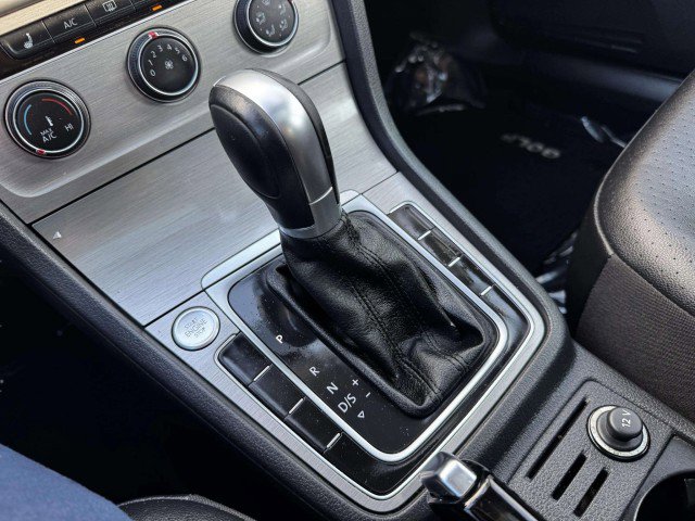 Used 2017 Volkswagen Golf SE image 30