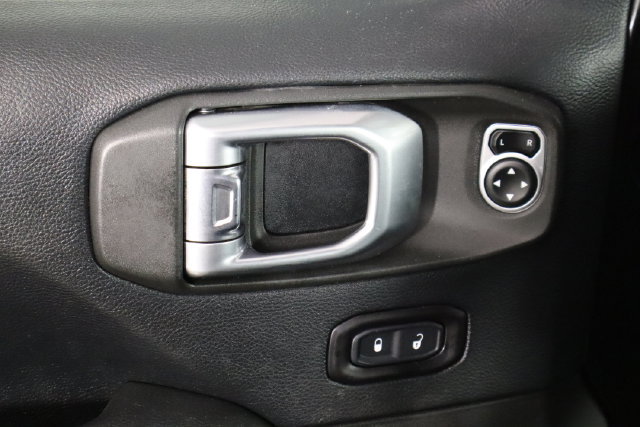Used 2018 Jeep Wrangler Unlimited Sahara AWD/4WD image 19
