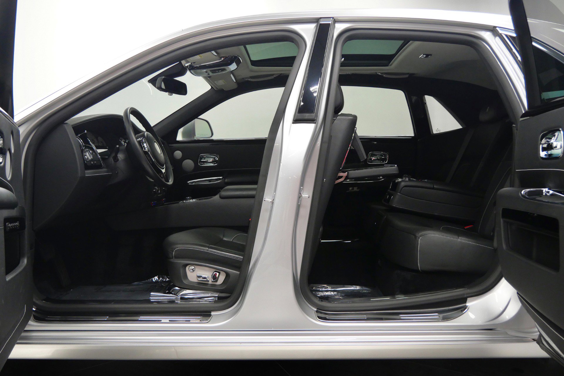 Used 2013 Rolls-Royce Ghost RWD image 34