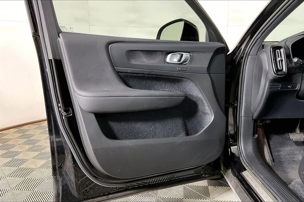 Used 2023 Volvo XC40 Recharge Plus w/ Protection Package Premier AWD/4WD image 22