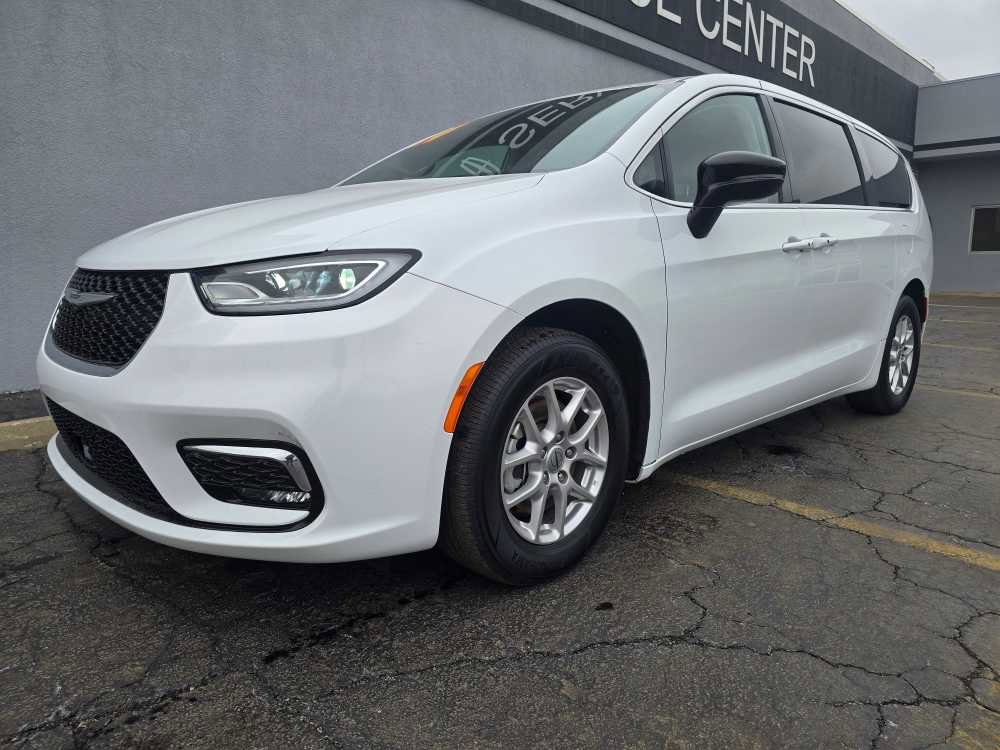 Used 2024 Chrysler Pacifica Touring-L image 19