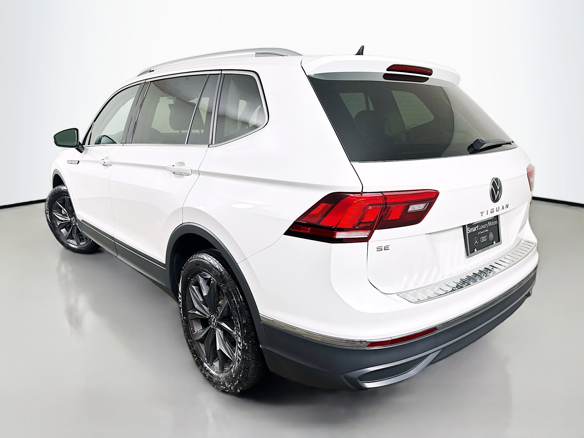 Used 2023 Volkswagen Tiguan SE AWD/4WD image 3