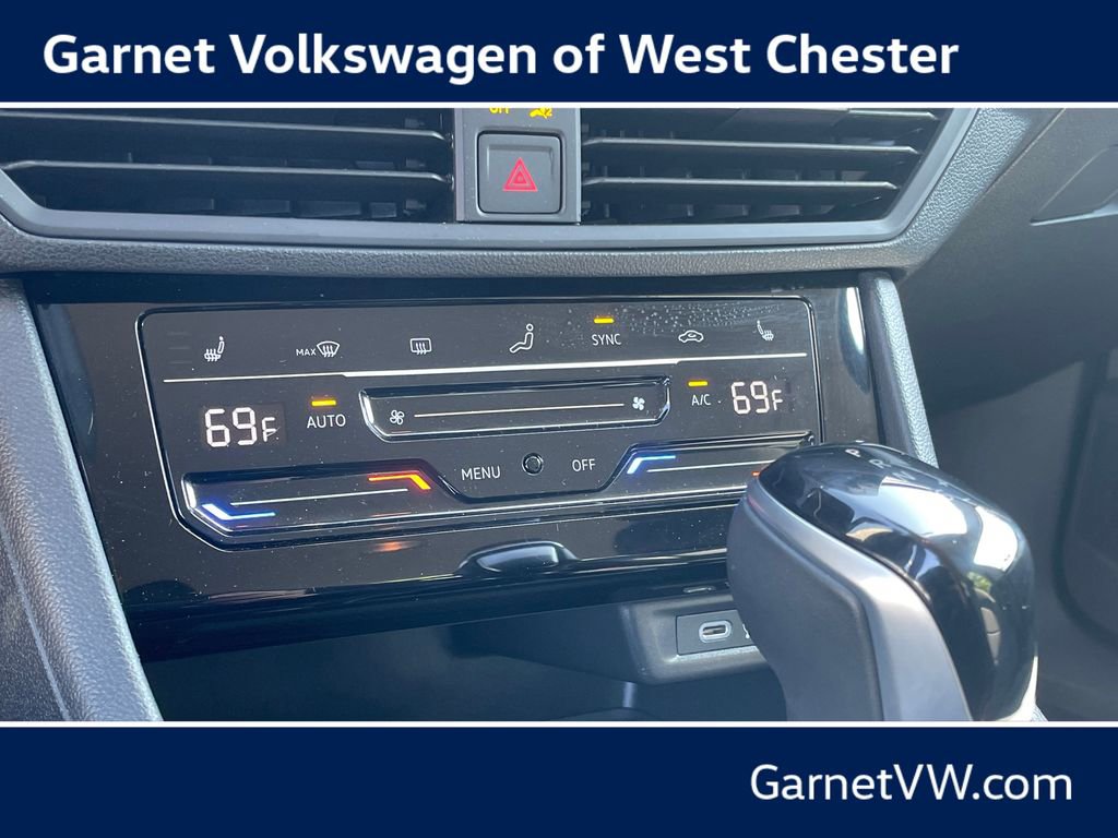 Certified 2025 Volkswagen Jetta SE w/ Black Wheel Package FWD image 24