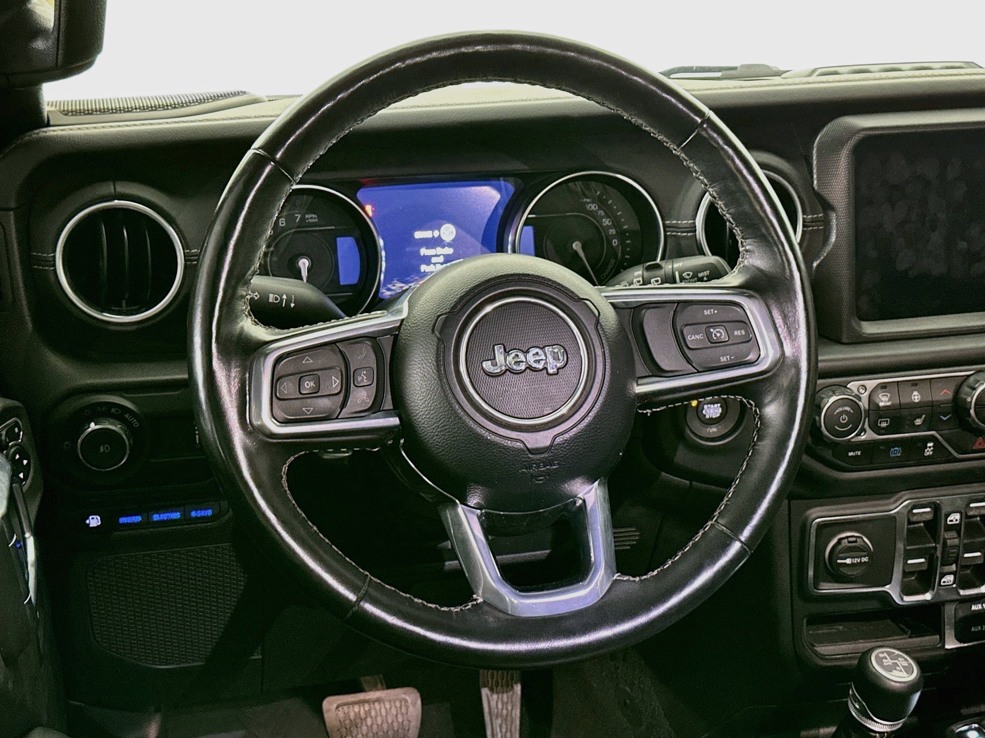 Used 2023 Jeep Wrangler Unlimited Sahara w/ Cold Weather Group AWD/4WD image 17