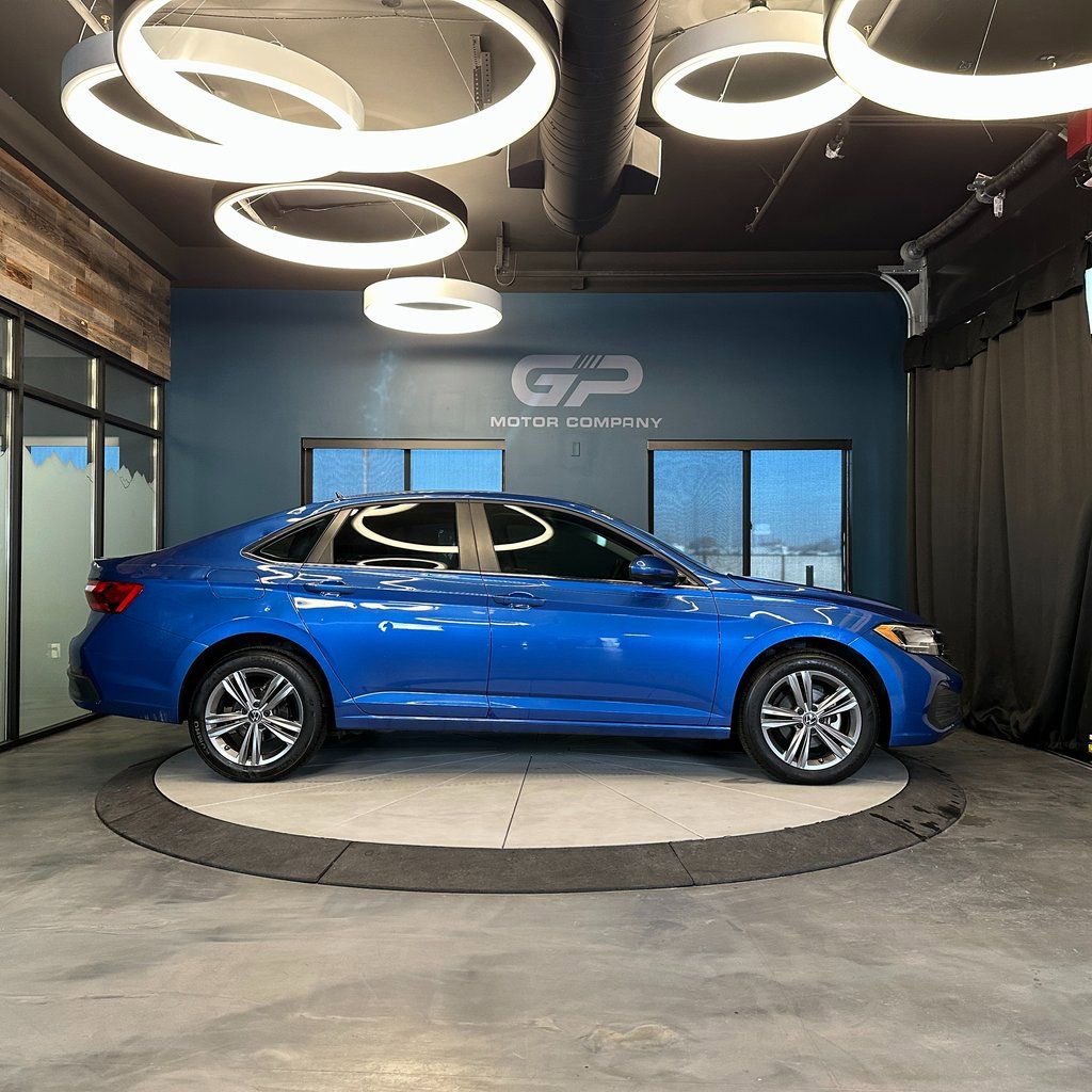 Used 2024 Volkswagen Jetta SE image 2