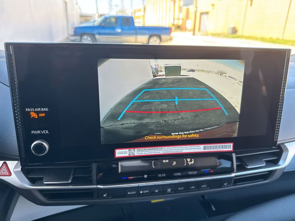Used 2025 Toyota Sienna XLE FWD image 28