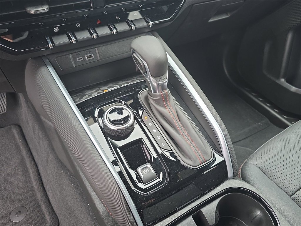 Used 2024 Chevrolet Colorado Z71 w/ Z71 Convenience Package 2 image 16