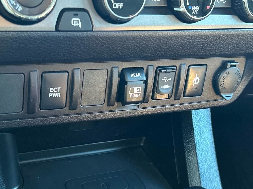Used 2018 Toyota Tacoma TRD Sport AWD/4WD image 27
