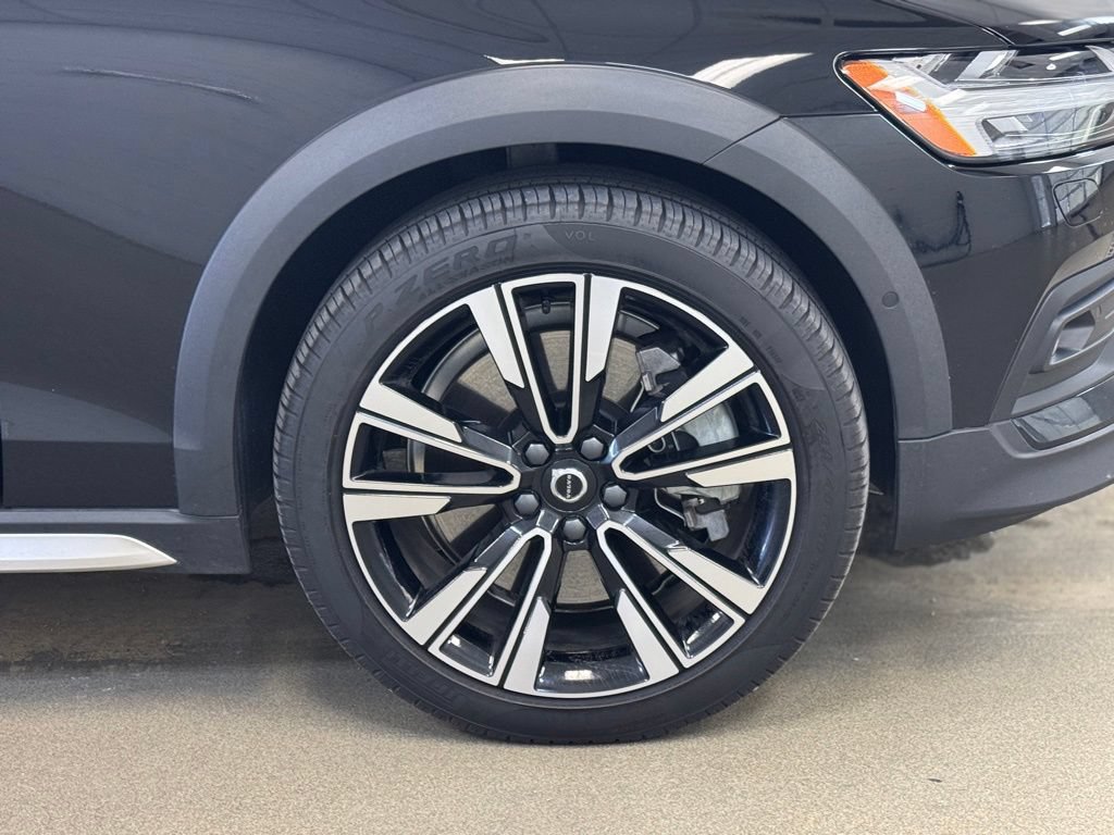 Used 2025 Volvo V60 B5 Cross Country Ultra w/ Protection Package Premier AWD/4WD image 4