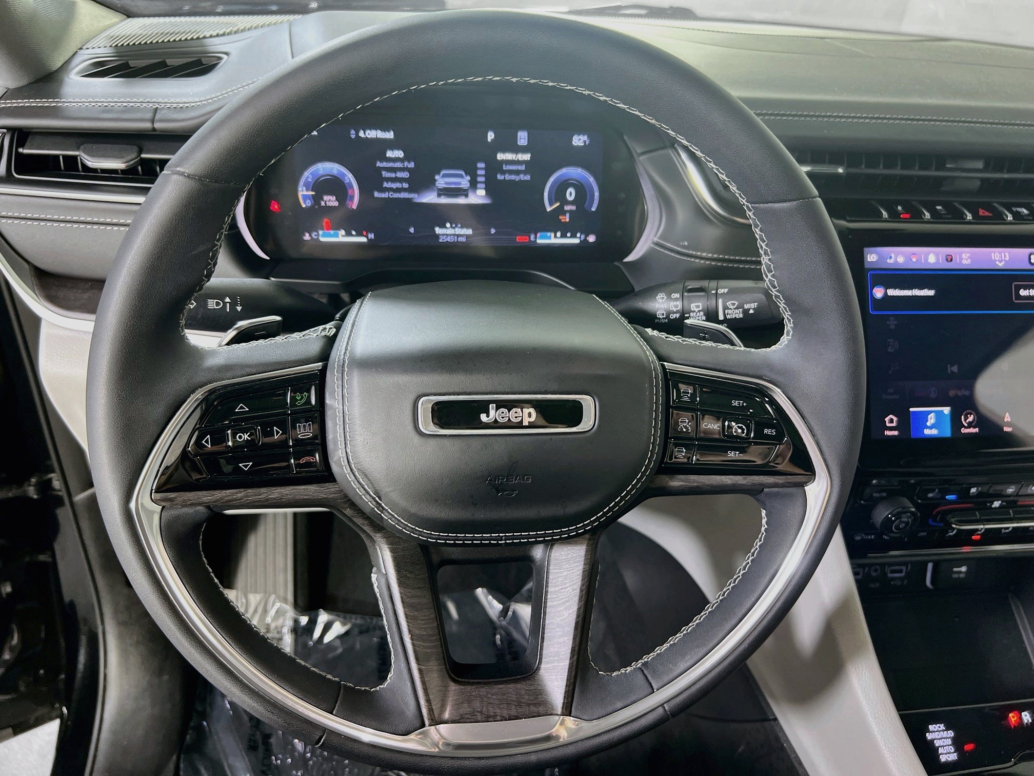 Used 2023 Jeep Grand Cherokee L Overland w/ Luxury Tech Group IV AWD/4WD image 11
