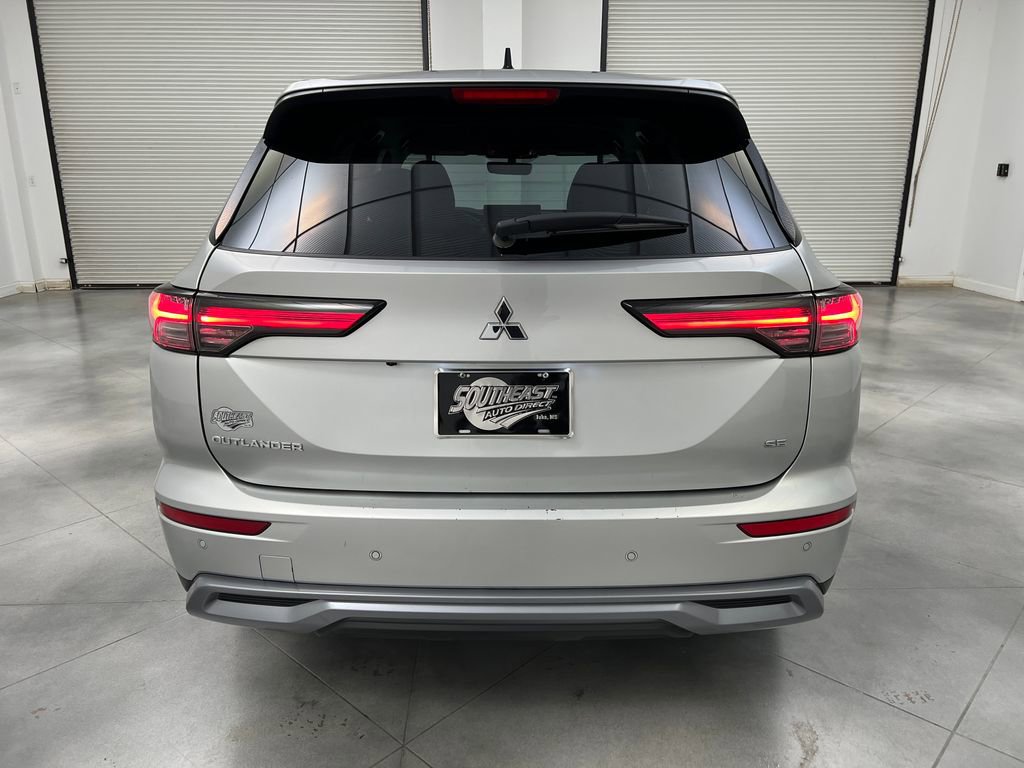 Used 2025 Mitsubishi Outlander SE image 6