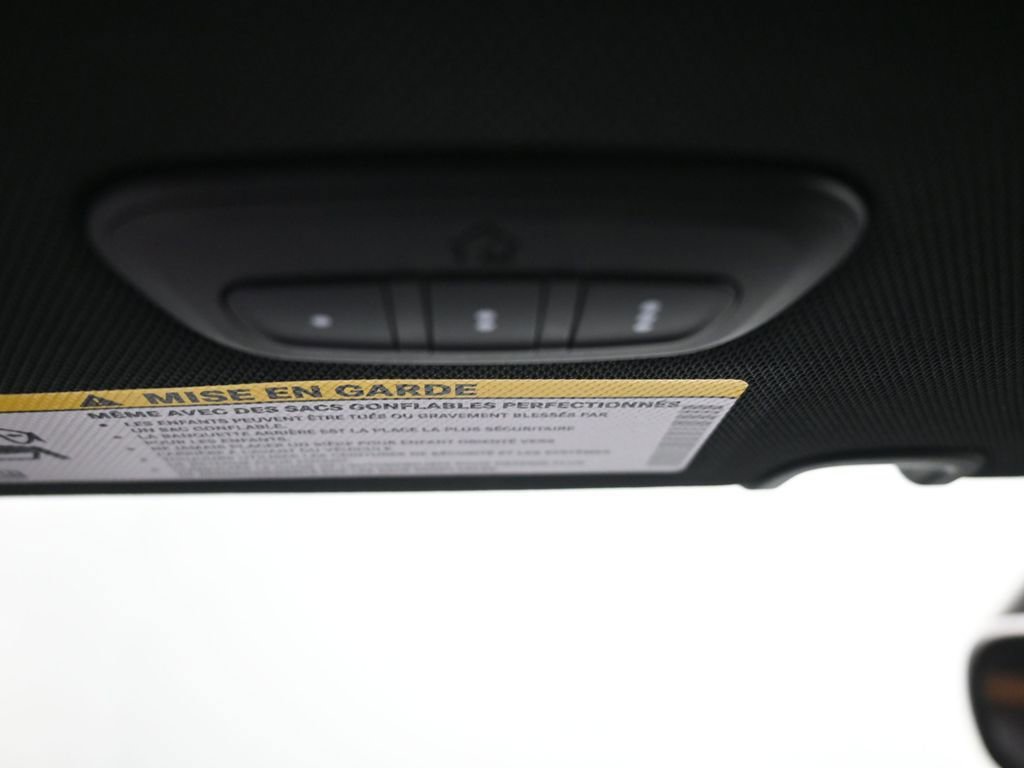 Used 2025 Chrysler Pacifica Limited image 26