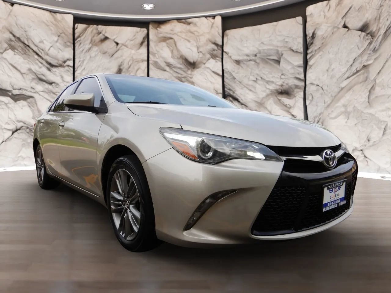 Used 2017 Toyota Camry SE FWD image 4