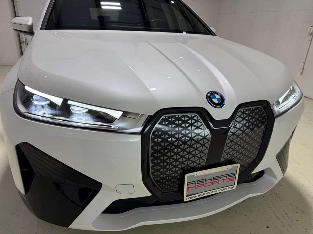Used 2023 BMW iX xDrive50 w/ Sport Package AWD/4WD image 4