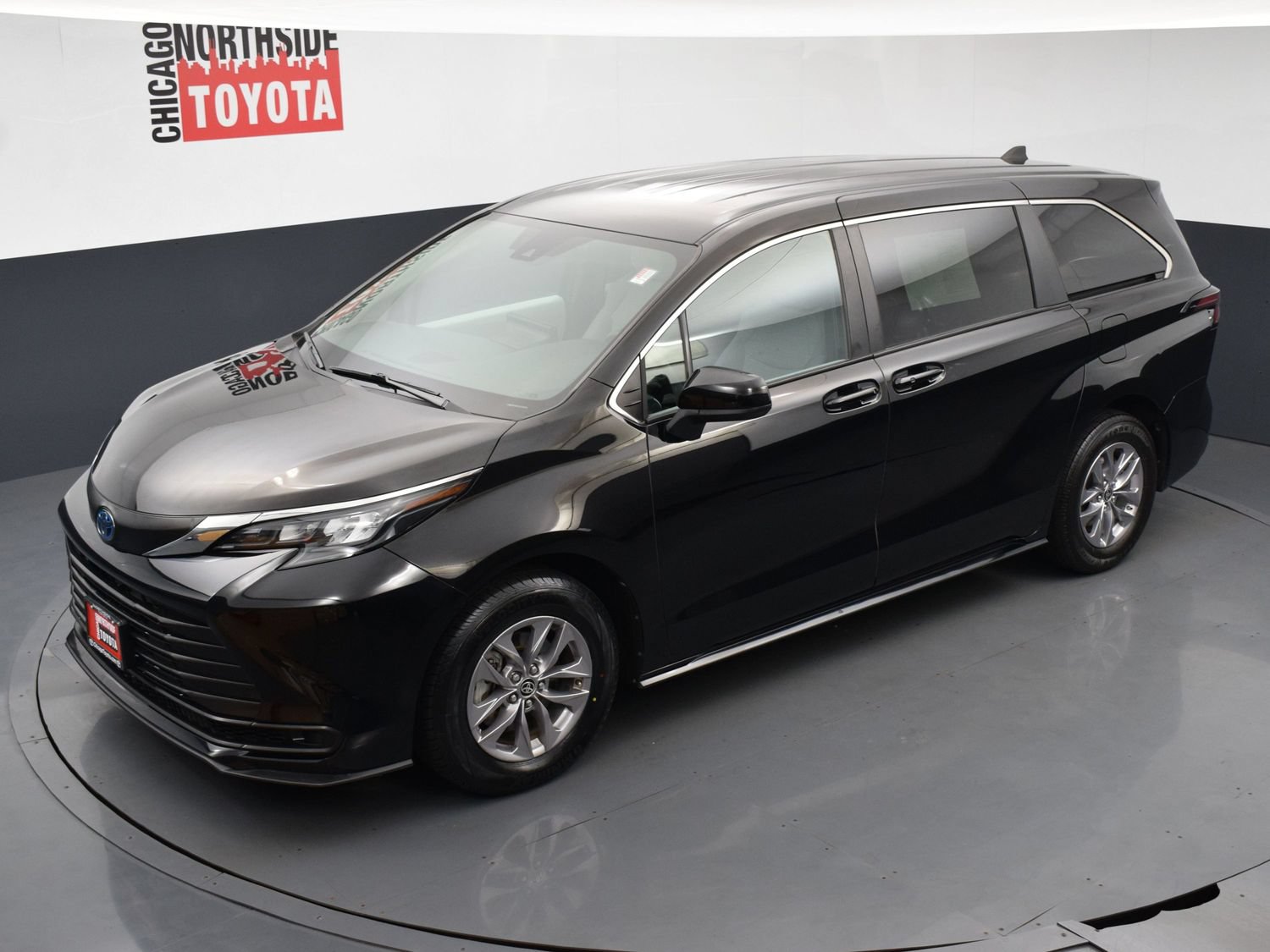 Used 2025 Toyota Sienna LE FWD image 25
