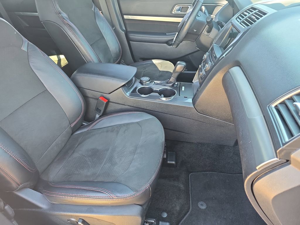 Used 2018 Ford Explorer XLT w/ Equipment Group 202A image 10