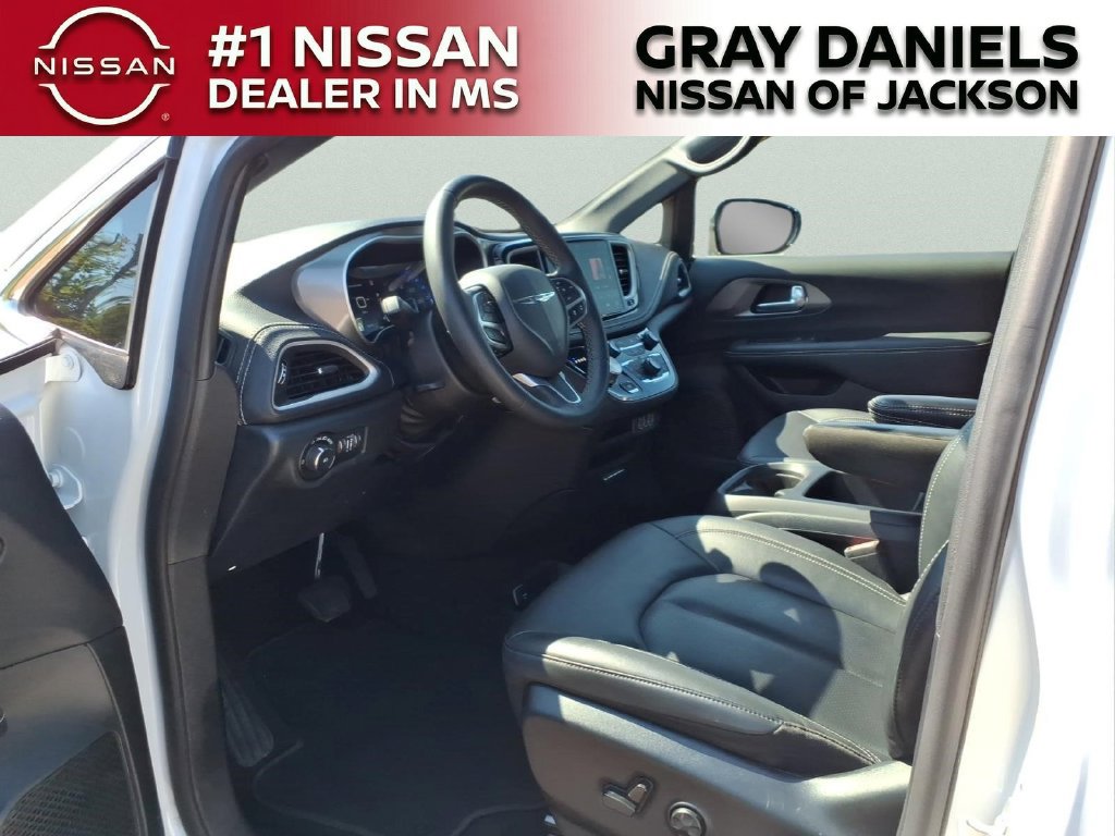 Used 2025 Chrysler Pacifica Select FWD image 24