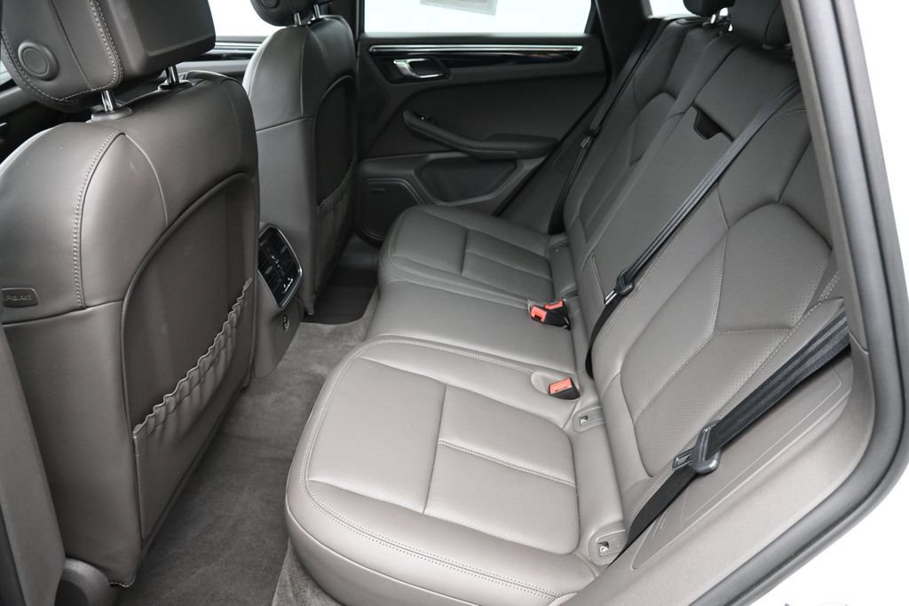 Certified 2025 Porsche Macan AWD/4WD image 7