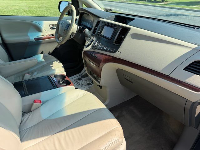 Used 2014 Toyota Sienna XLE w/ Entertainment Package AWD/4WD image 24