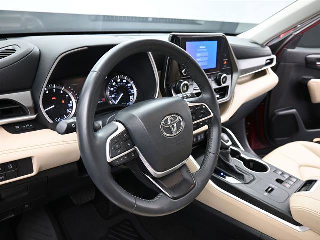 Certified 2024 Toyota Highlander XLE image 8