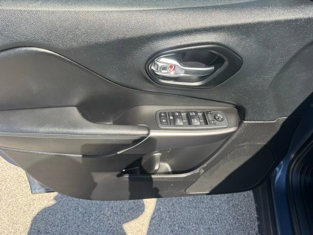 Used 2021 Jeep Cherokee Latitude Plus AWD/4WD image 11