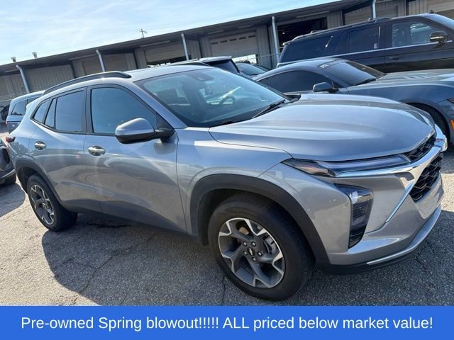 Used 2024 Chevrolet Trax LT w/ Sunroof Package FWD image 9