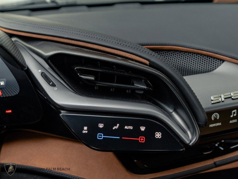 Used 2022 Ferrari SF90 Spider image 18