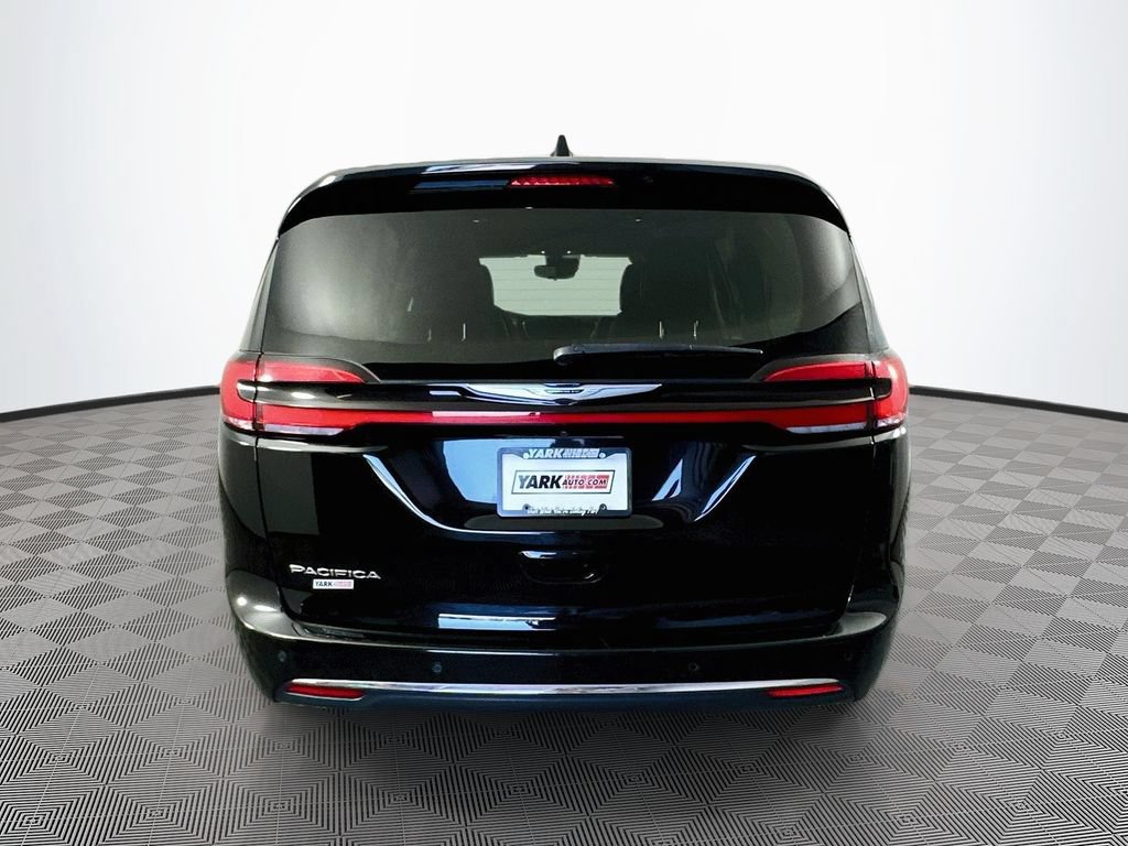 Certified 2024 Chrysler Pacifica Touring-L FWD image 9