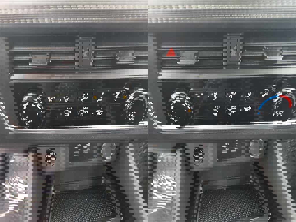 Used 2024 Nissan Rogue S image 14