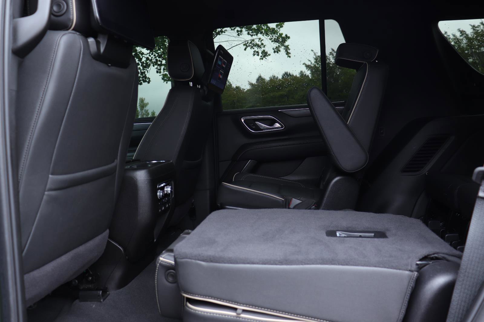 Used 2024 GMC Yukon SLT w/ SLT Luxury Package AWD/4WD image 16